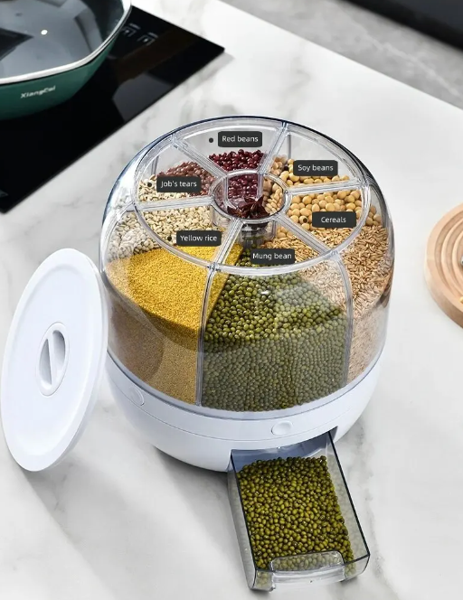Graandispenser mit Fächern, gefüllt mit roten Bohnen, Sojabohnen, Reis und Samen auf Marmortisch.