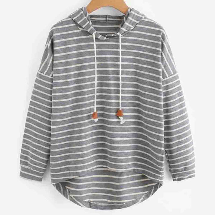 Grauer gestreifter Kapuzenpullover aus Baumwolle, lässig, langärmelig, mit Kordelzug.