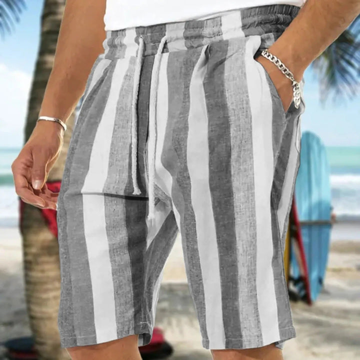 Graue gestreifte Herrenshorts aus Leinen am Strand, ideal für Sommermode.