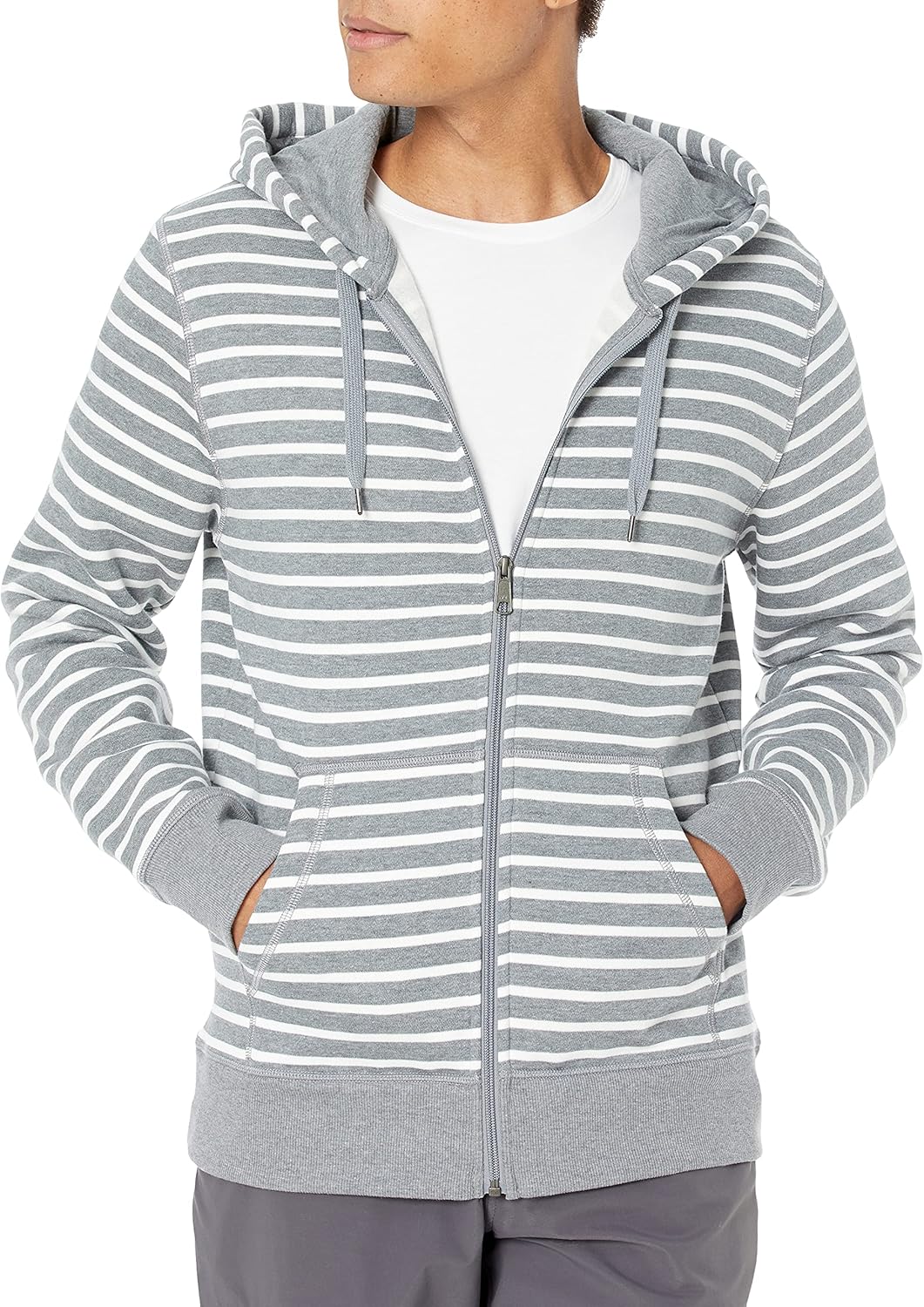 Mann in grauem gestreiftem Kapuzenpullover mit Reißverschluss und Taschen, Freizeitmode.