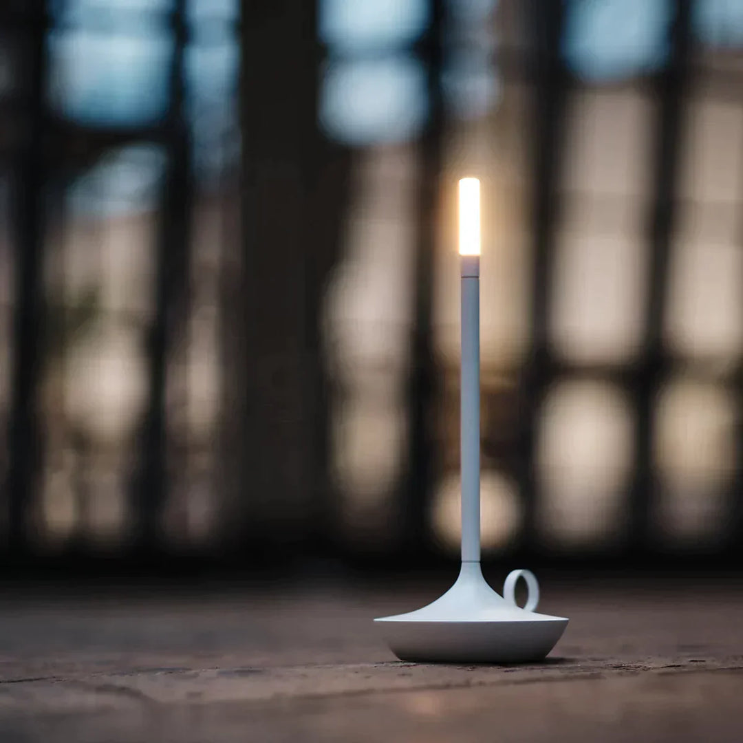 Weiße LED-Batterielampe Graypants Wick, modernes Design, tragbar, für Innenräume.