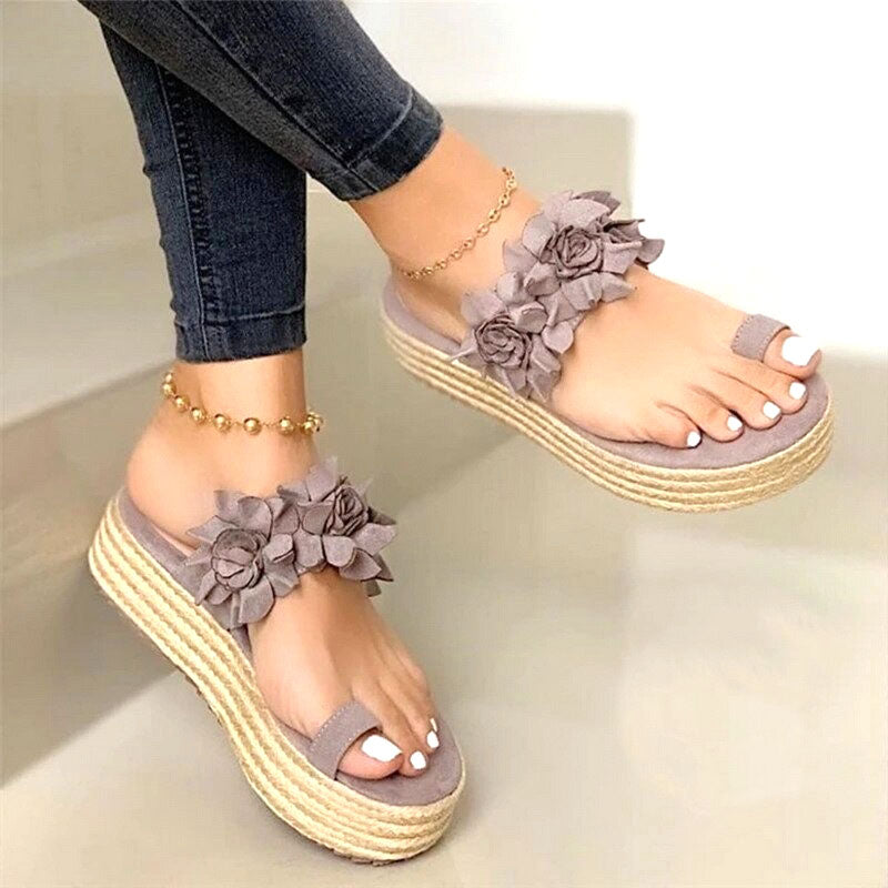 Graue Damen-Sandalen mit Blumen, Plateau-Absatz, Sommermode, bequem, lässig, elegant.