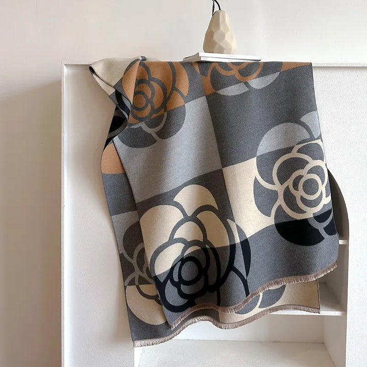 Graue Decke mit Blumenmuster, geometrisches Design, weiche Textur, Wohnzimmer-Dekoration.