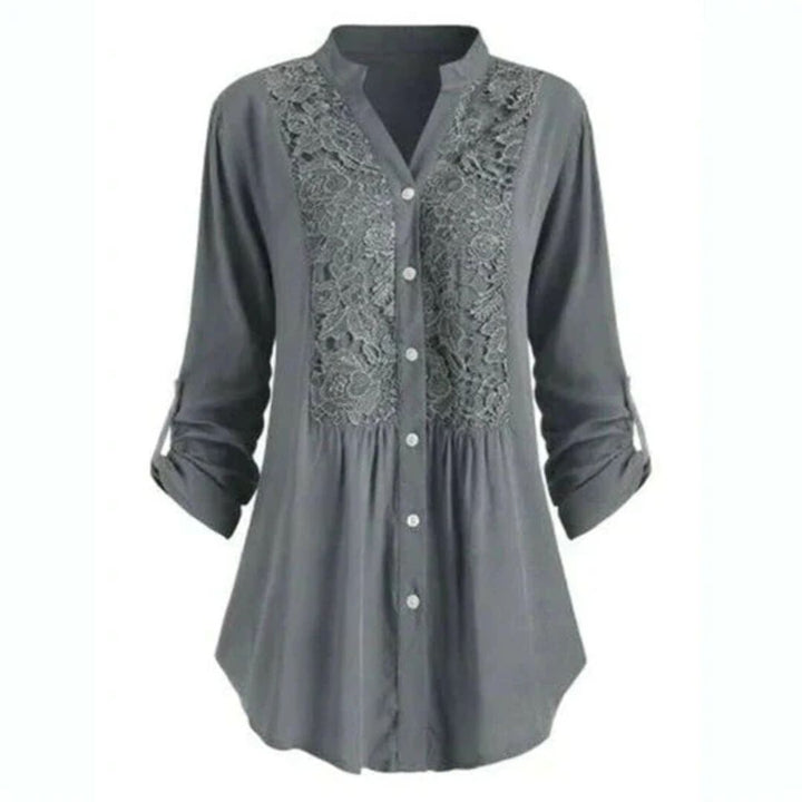 Graue Damenbluse mit Spitzenbesatz, Knopfleiste, langen Ärmeln, elegant, modisch.