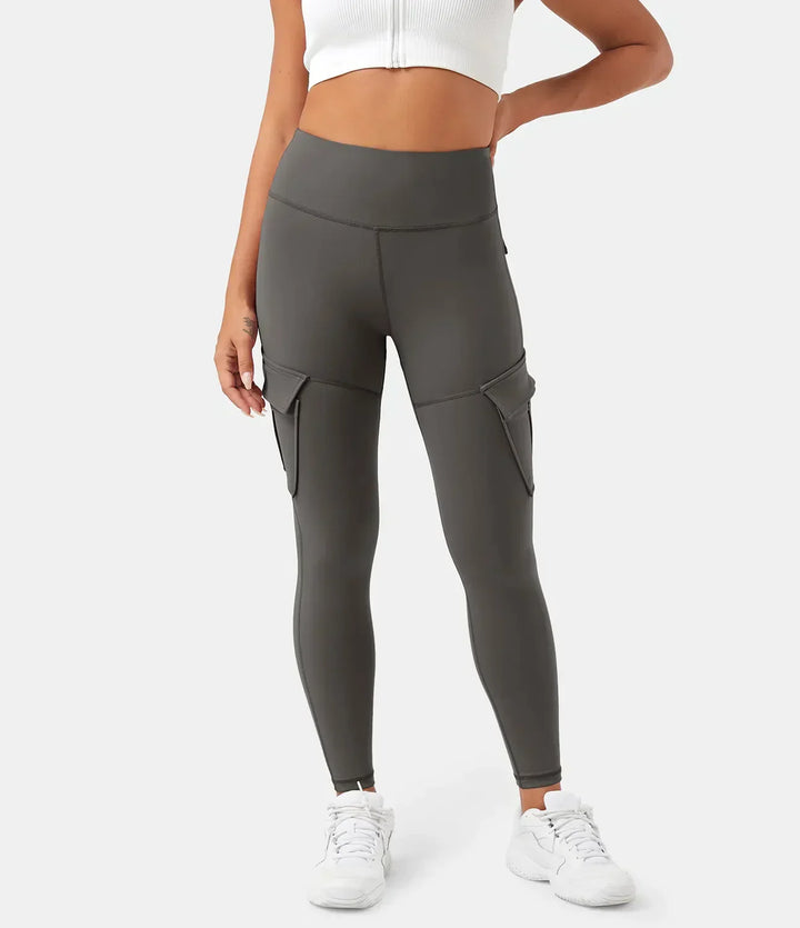 Frau in grauer Cargo-Leggings mit Taschen, sportlich, modisch, bequem, Damenbekleidung.