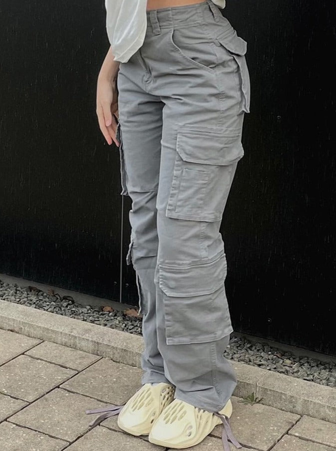 Graue Cargohose Damen, lässig, mit Taschen, Streetwear, modisch, bequem, urbaner Stil.