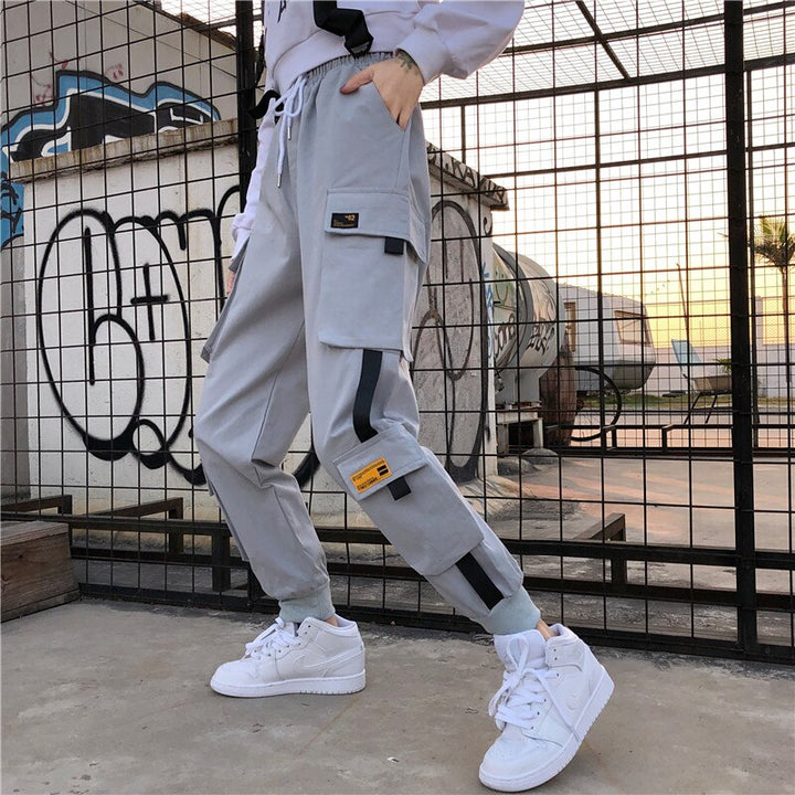 Graue Cargo-Hose mit Taschen, Streetwear, Herrenmode, lässig, urbaner Stil, Outdoor-Bekleidung.
