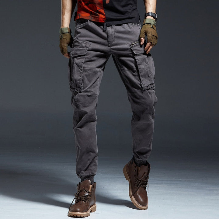 Graue taktische Cargohose für Herren, robust, mit mehreren Taschen, ideal für Outdoor-Aktivitäten.