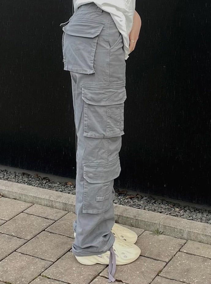 Graue Cargo-Hose mit Seitentaschen, lässiger Stil, Unisex-Mode, Outdoor-Bekleidung.
