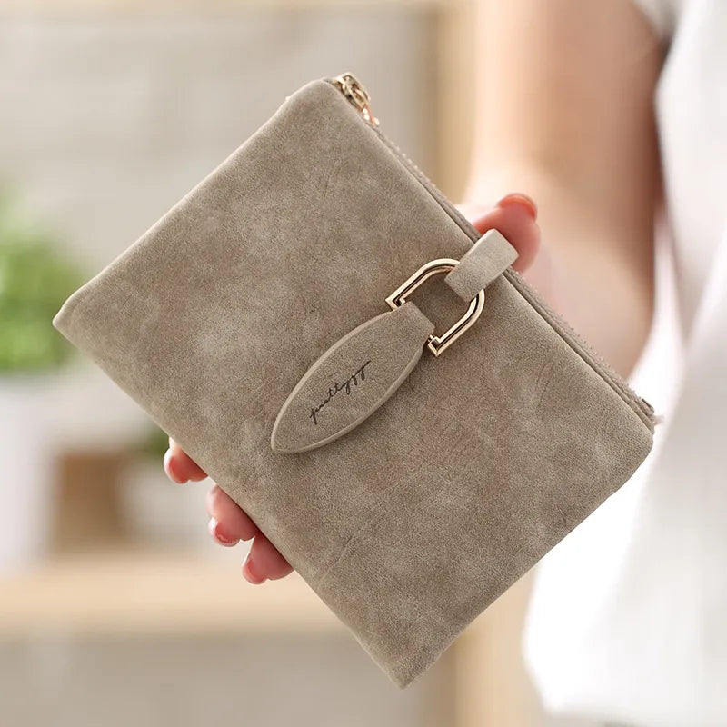 Beige Damen-Geldbörse aus Wildleder mit Reißverschluss und Schnalle, stilvoll und elegant.