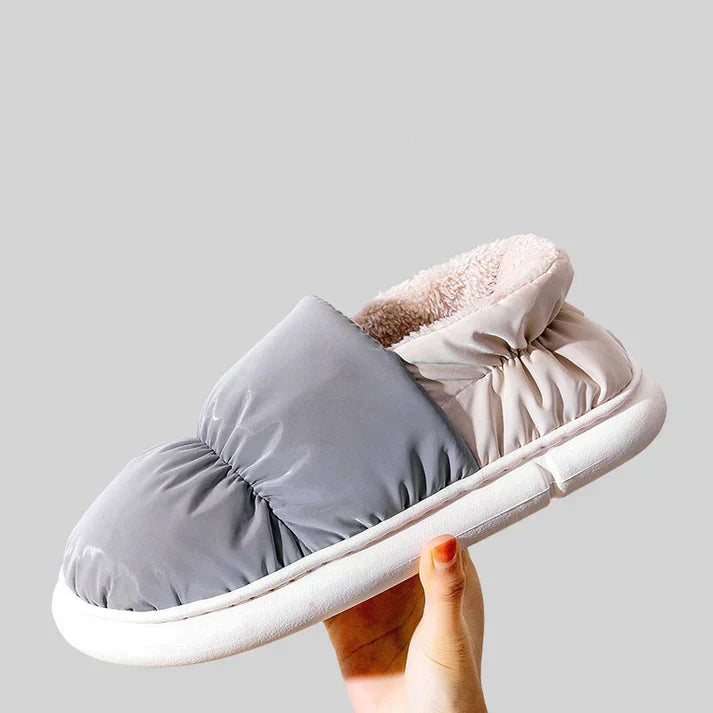 Grauer Hausschuh mit Plüschfutter, rutschfeste Sohle, gemütlich, warm, für Damen und Herren.