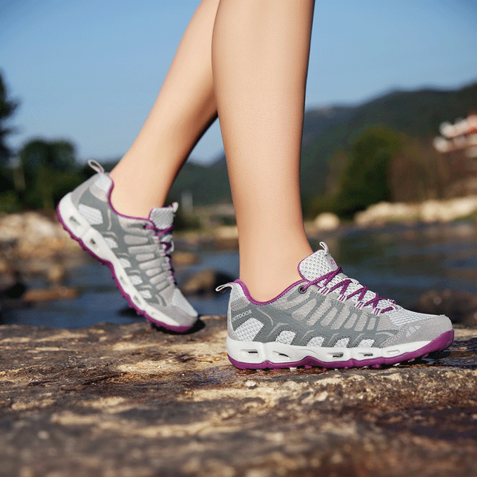 Graue Damen-Laufschuhe mit lila Akzenten, atmungsaktiv, ideal für Outdoor-Aktivitäten.