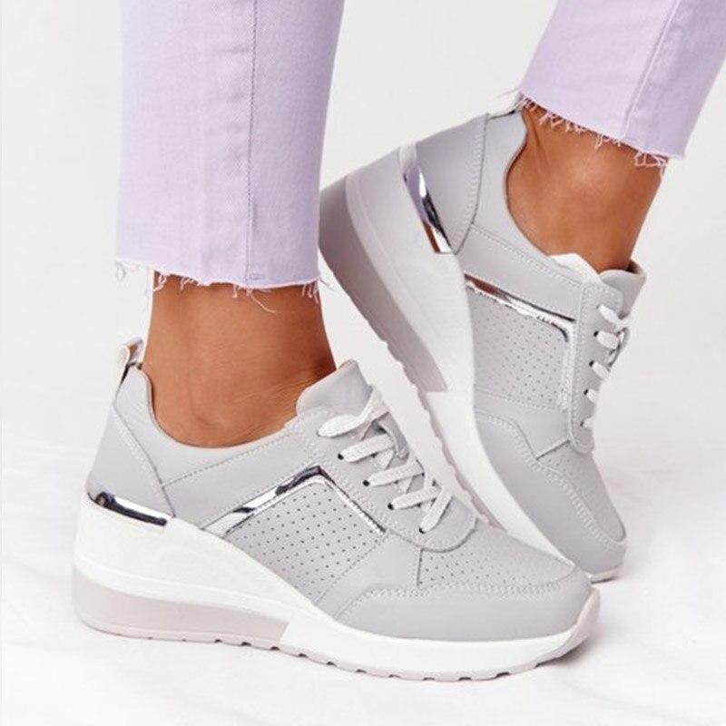 Damen Sneaker Keilabsatz grau, bequem, modisch, perforiertes Design, ideal für Alltag.