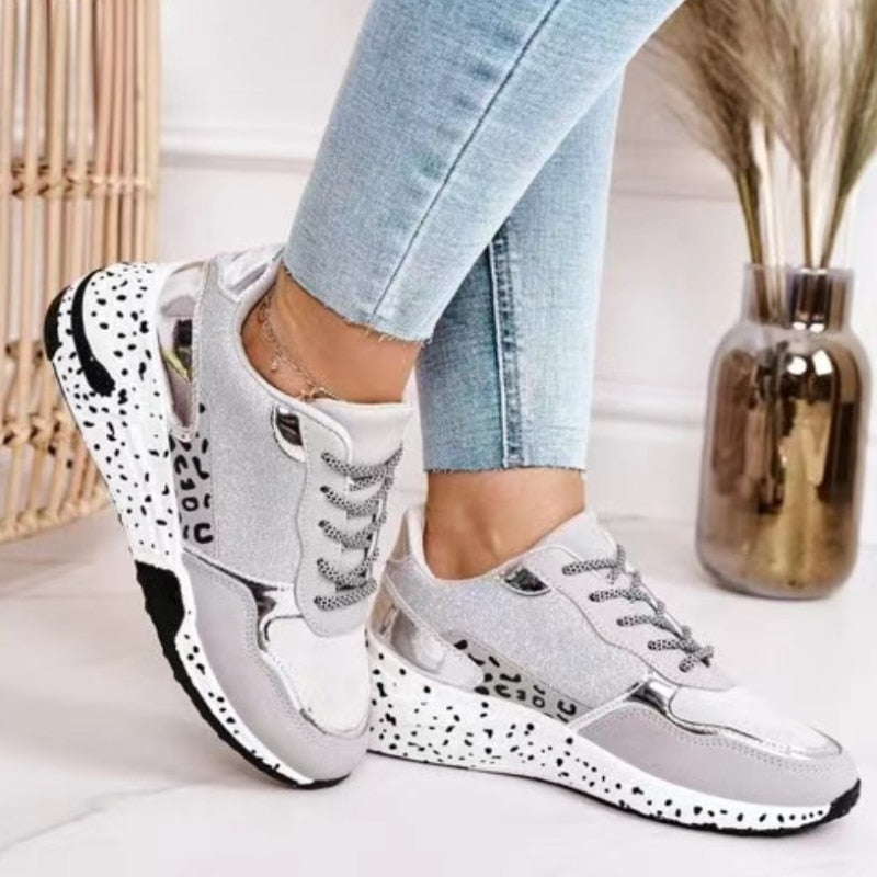 Graue Damen-Sneaker mit Leopardenmuster, weiße Sohle, sportlich, modisch, bequem.
