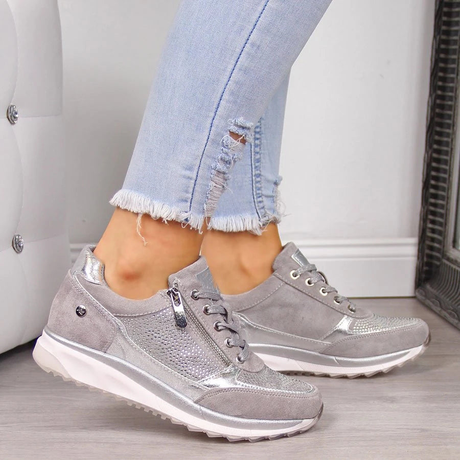 Graue Damen-Sneaker mit Reißverschluss, silberne Details, lässig, modisch, bequem, Jeans.