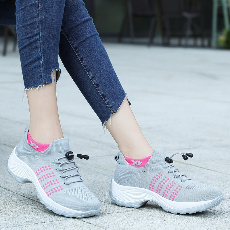 Graue Damen-Sneaker mit rosa Akzenten, atmungsaktiv, sportlich, bequem, für Freizeit und Sport.