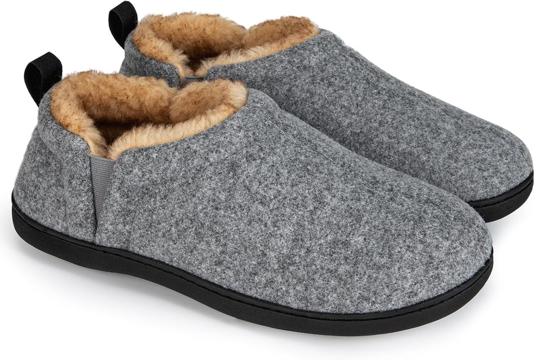 Graue Filzhausschuhe mit braunem Futter, rutschfeste Sohle, warme Winterpantoffeln.