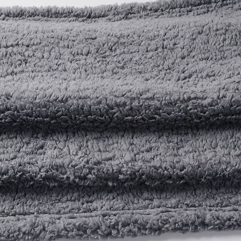 Graue, flauschige Decke aus Fleece, ideal für gemütliche Abende, weiche Textur, warm.
