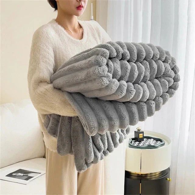 Flauschige graue Decke, Plüschmaterial, gemütlich, warm, ideal für Sofa oder Bett.