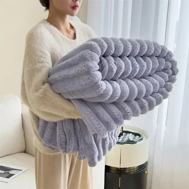 Frau hält graue, flauschige Decke im Wohnzimmer, gemütliche Wohnaccessoires.