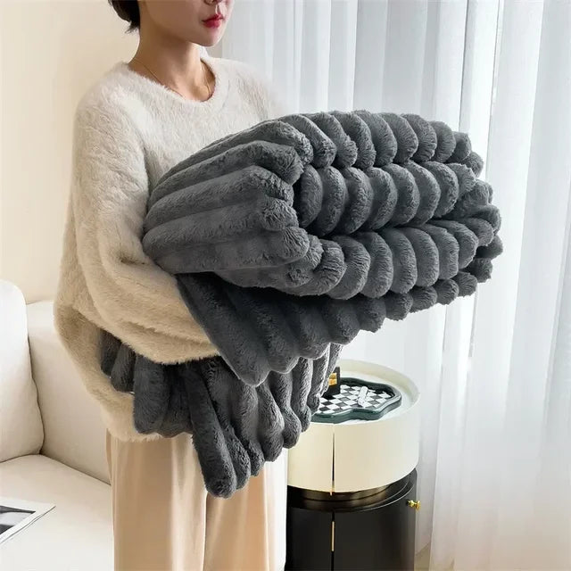 Frau hält graue, flauschige Decke, Wohnzimmer, gemütlich, weiches Material, Heimdekoration.