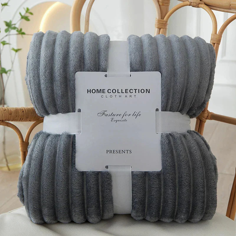 Graue, gerippte Fleecedecke auf Stuhl, Home Collection, weich, gemütlich, Wohnzimmer-Dekoration.