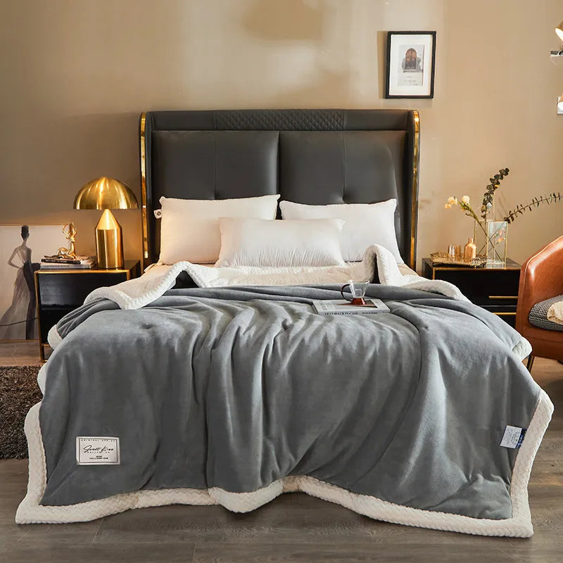Graue Fleece-Decke auf modernem Bett, gemütliches Schlafzimmer, stilvolle Einrichtung.
