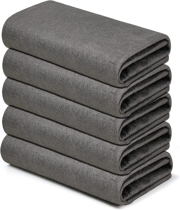 Graue Fleece-Decken gestapelt, weich, warm, ideal für Sofa oder Bett, gemütliche Heimtextilien.