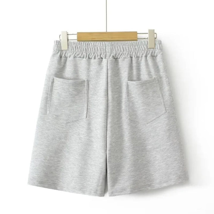 Graue Herren-Shorts aus Baumwolle mit elastischem Bund und Taschen, bequem und lässig.