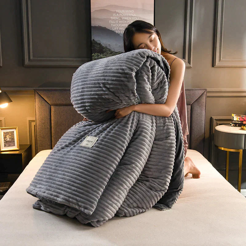 Frau umarmt graue, gestreifte, flauschige Decke auf Bett, gemütliches Schlafzimmer, Entspannung.