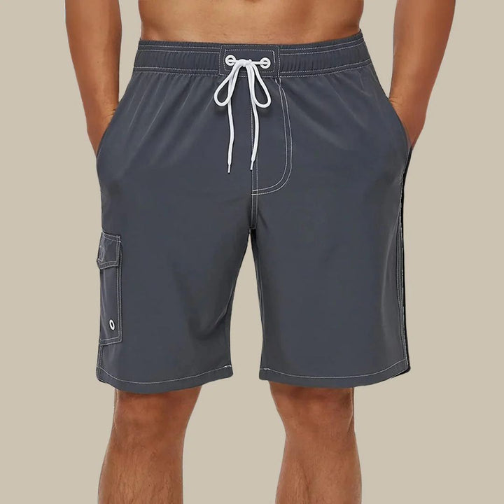 Graue Herren-Badeshorts mit Kordelzug, Seitentasche, ideal für Strand und Schwimmen.