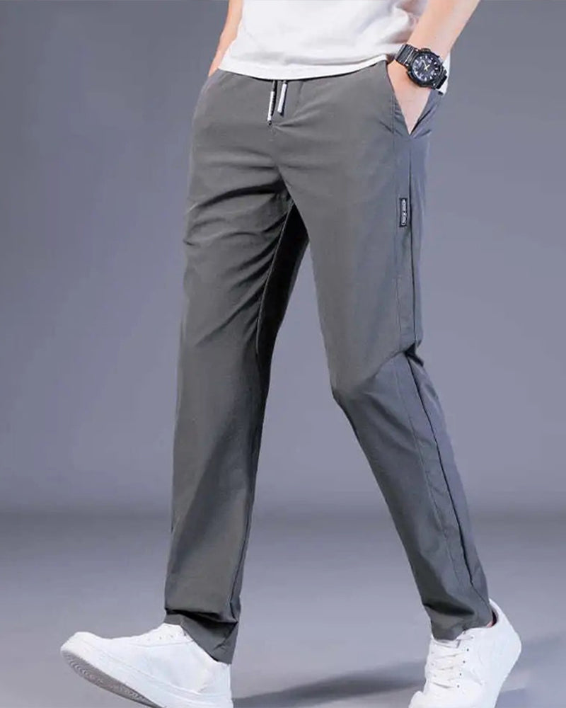 Graue Herren-Chinohose, lässig, Baumwolle, mit Taschen, ideal für Freizeitkleidung.