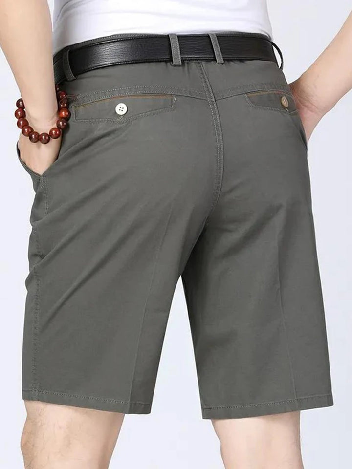 Graue Herrenshorts aus Baumwolle, Rückansicht, mit Gürtel und Armband, Sommermode.