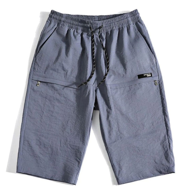 Graue Herren-Shorts, elastischer Bund, Kordelzug, Reißverschlusstaschen, Freizeitmode.