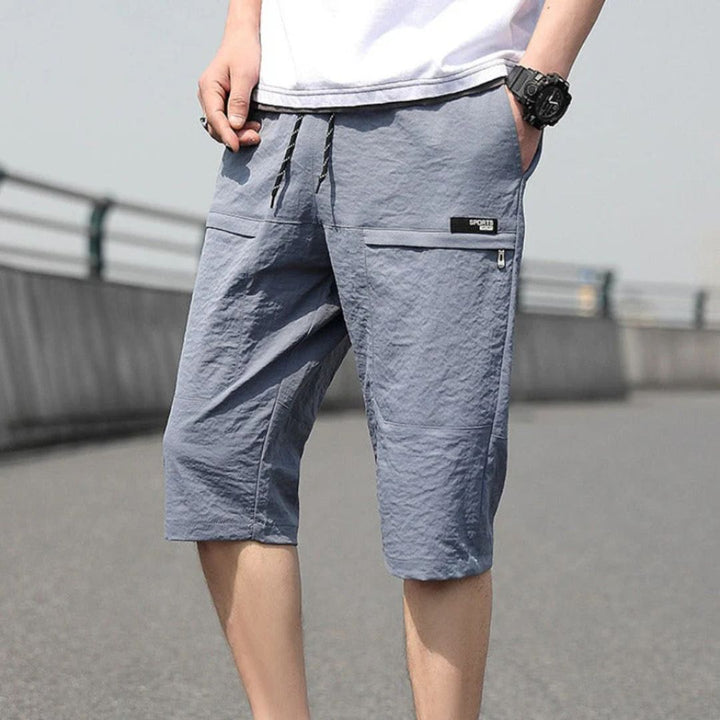 Graue Herren-Shorts, knielang, mit Taschen, lässig, Sommermode, Outdoor-Bekleidung.