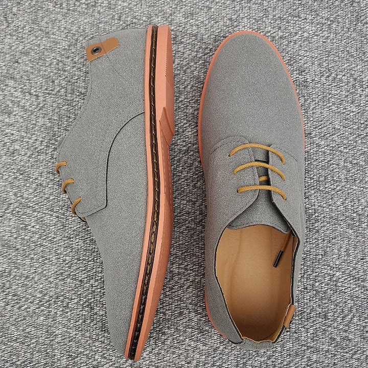 Graue Herrenschuhe aus Leder mit brauner Sohle, elegantes Design, Schnürschuhe für Business.