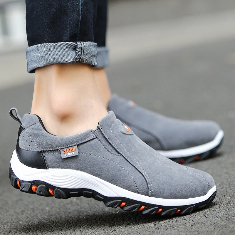 Graue Herren-Sneaker, rutschfest, atmungsaktiv, sportlich, mit weißer Sohle.