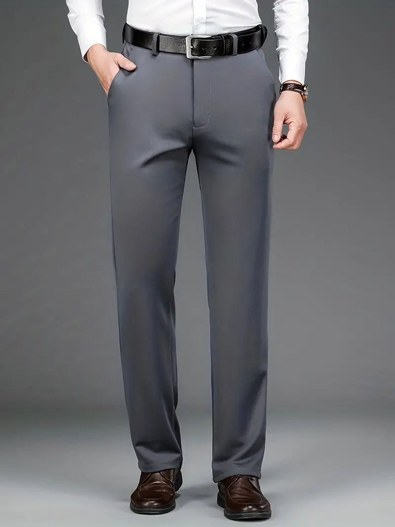 Graue Herrenhose, elegant, aus Baumwolle, mit schwarzem Ledergürtel, ideal für Business-Outfits.