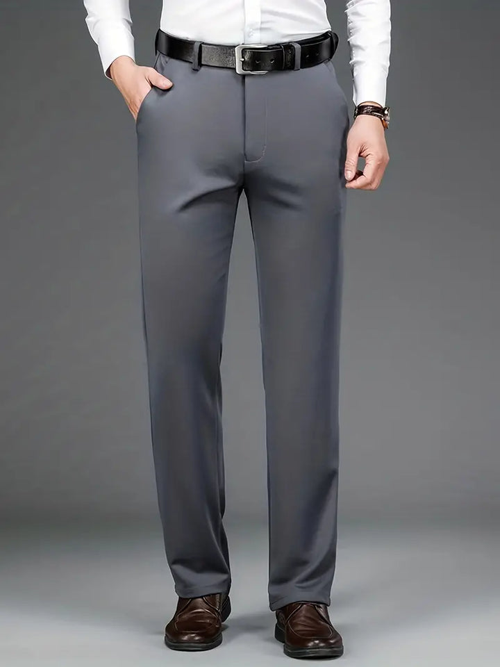 Graue Herrenhose, elegant, aus Baumwolle, mit schwarzem Ledergürtel, ideal für Business-Outfits.