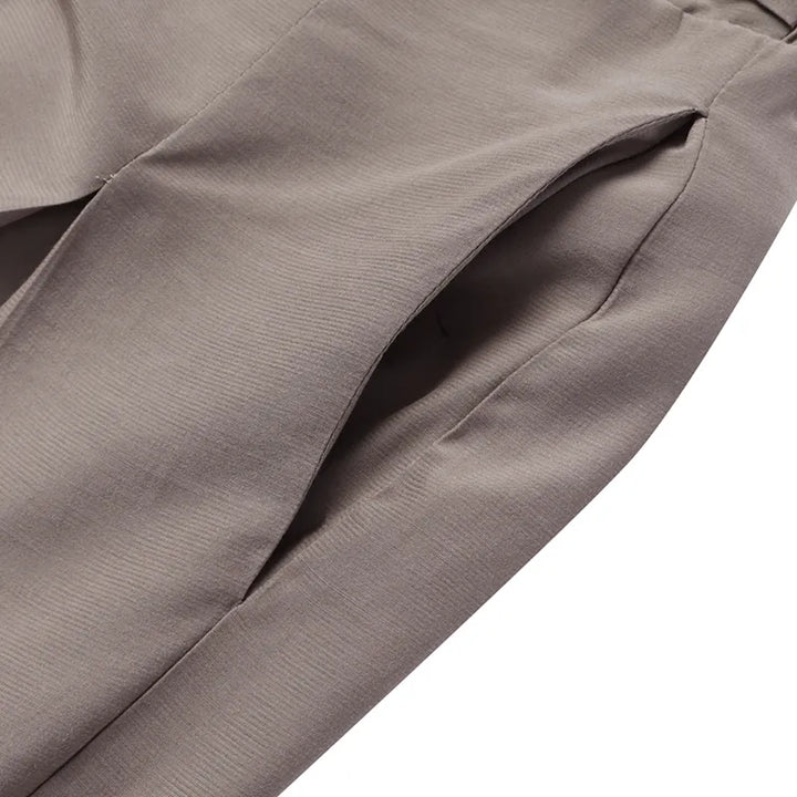 Beige Damenhose aus Baumwolle, seitliche Taschen, elegantes Design, modische Damenbekleidung.