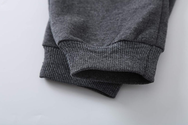 Graue Jogginghose aus Baumwolle, Nahaufnahme Bündchen, bequeme Sportbekleidung, Herrenmode.