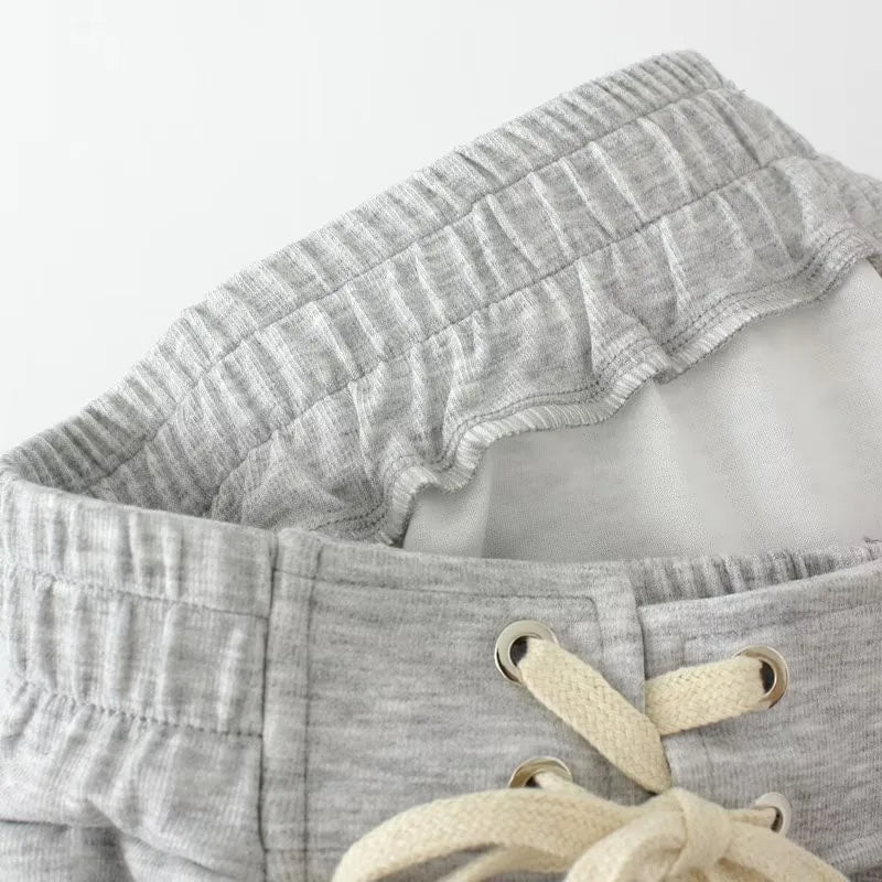 Graue Jogginghose mit Kordelzug, elastischer Bund, Baumwolle, bequem, Freizeitkleidung.