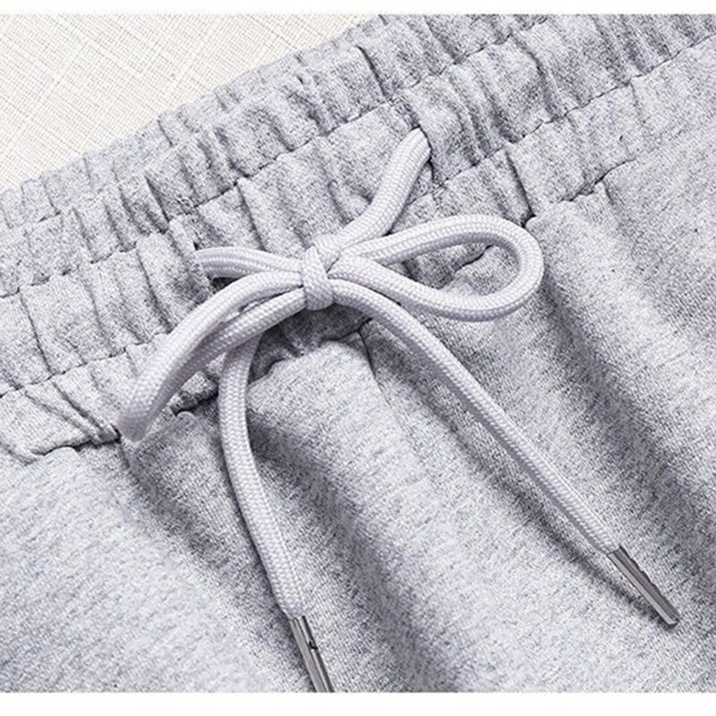 Graue Jogginghose mit Kordelzug, Baumwolle, bequem, Freizeitkleidung, Sportbekleidung.