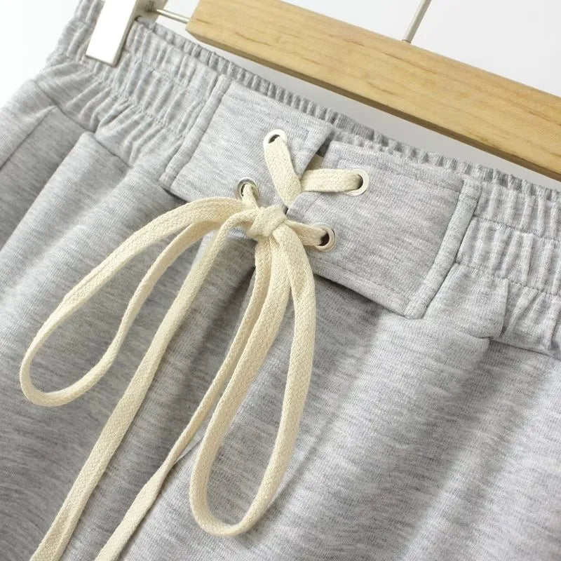 Graue Jogginghose mit Kordelzug, Baumwolle, bequem, sportlich, Freizeitkleidung, Herrenmode.