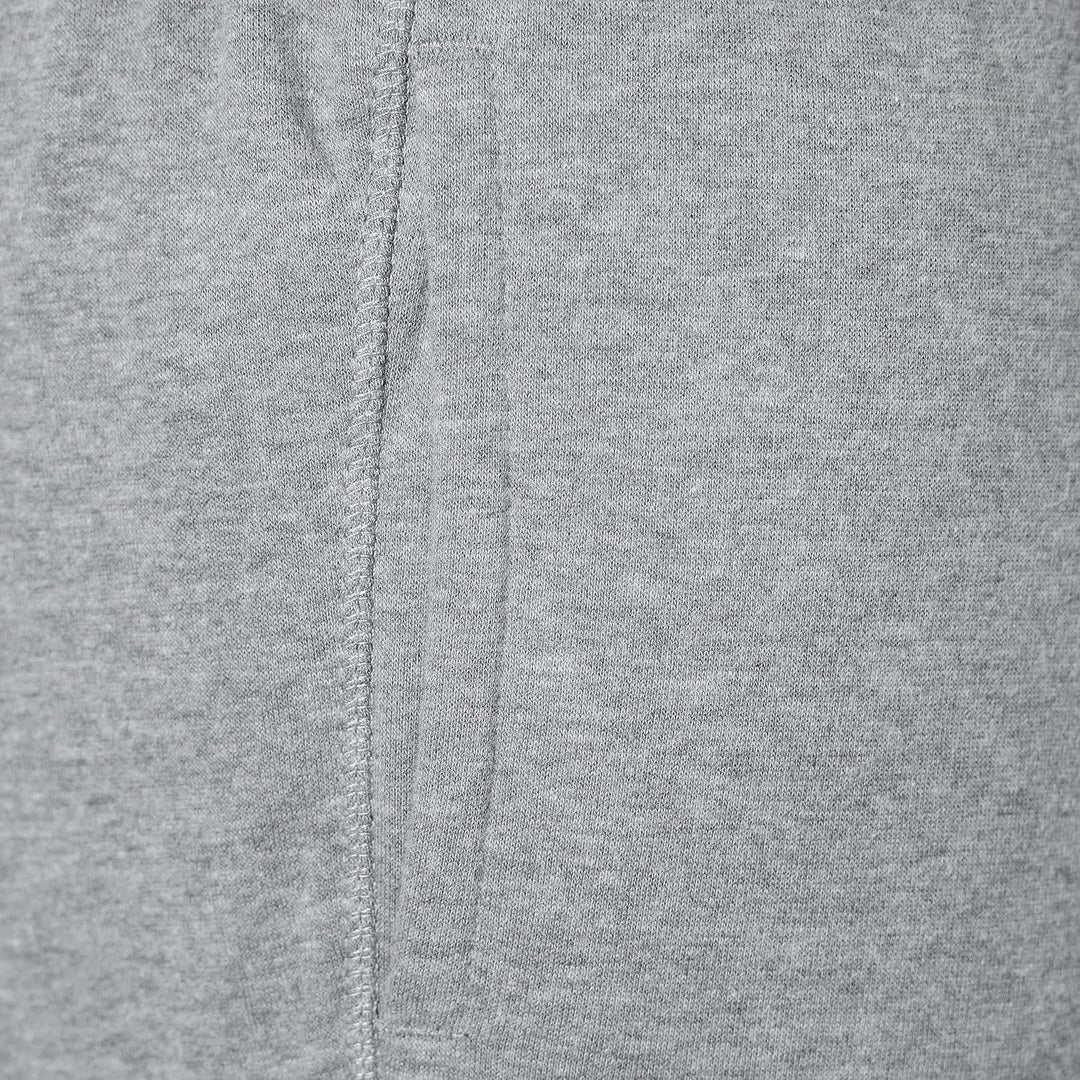 Graue Jogginghose aus Baumwolle, Nahaufnahme, weicher Stoff, bequeme Sportbekleidung.
