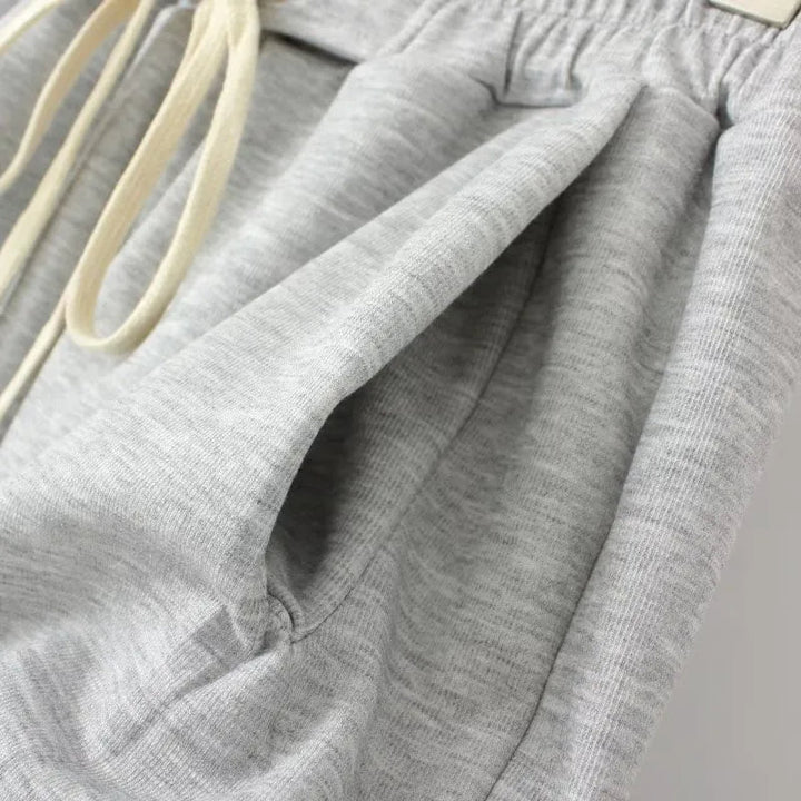 Graue Jogginghose aus Baumwolle mit Kordelzug, bequem und lässig für Freizeitkleidung.