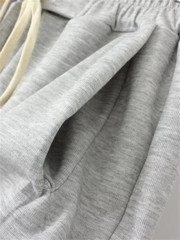Graue Jogginghose aus Baumwolle mit Kordelzug, Nahaufnahme, bequeme Sportbekleidung.
