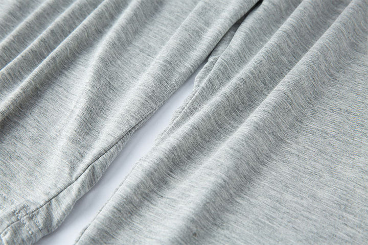 Graue Baumwollhose, Nahaufnahme, weicher Stoff, bequeme Freizeitkleidung, modisch.
