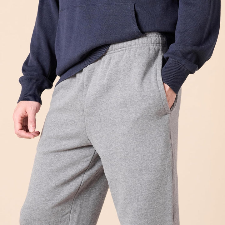 Mann in grauer Jogginghose und dunkelblauem Hoodie, Freizeitmode, bequeme Kleidung.