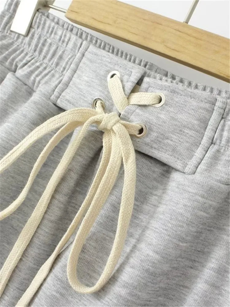 Graue Jogginghose mit Kordelzug, Baumwolle, bequem, sportlich, Freizeitkleidung.
